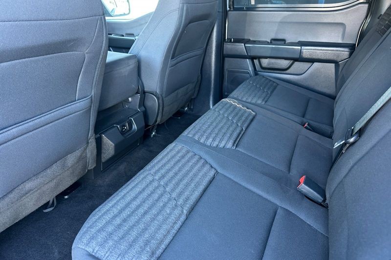 Ford F-150 Vehicle Full-screen Gallery Image 12