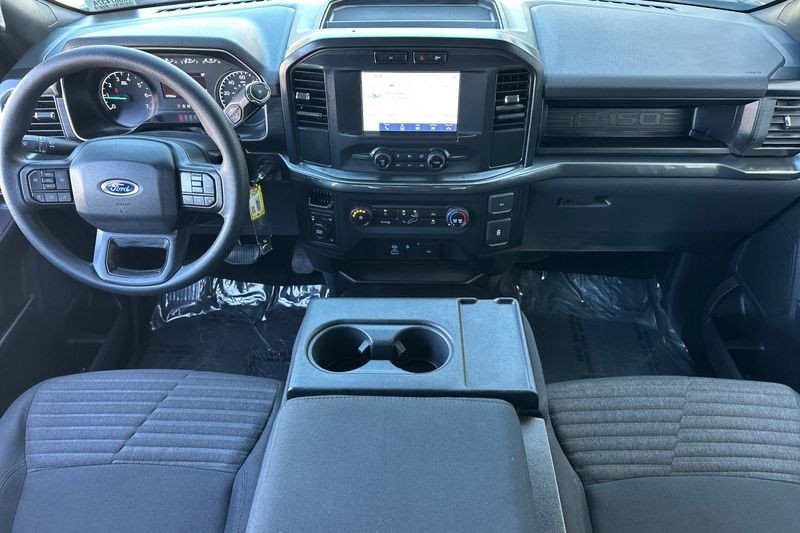 Ford F-150 Vehicle Full-screen Gallery Image 13