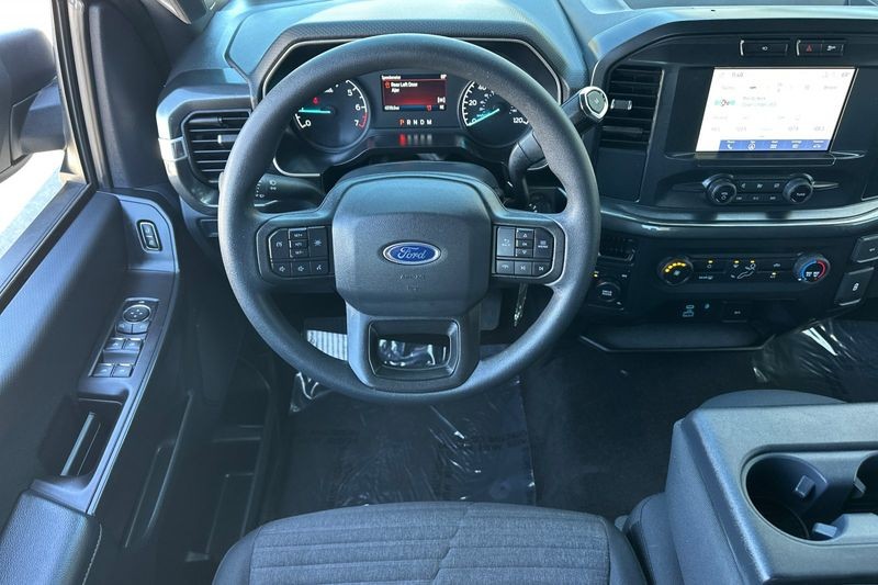 Ford F-150 Vehicle Full-screen Gallery Image 14