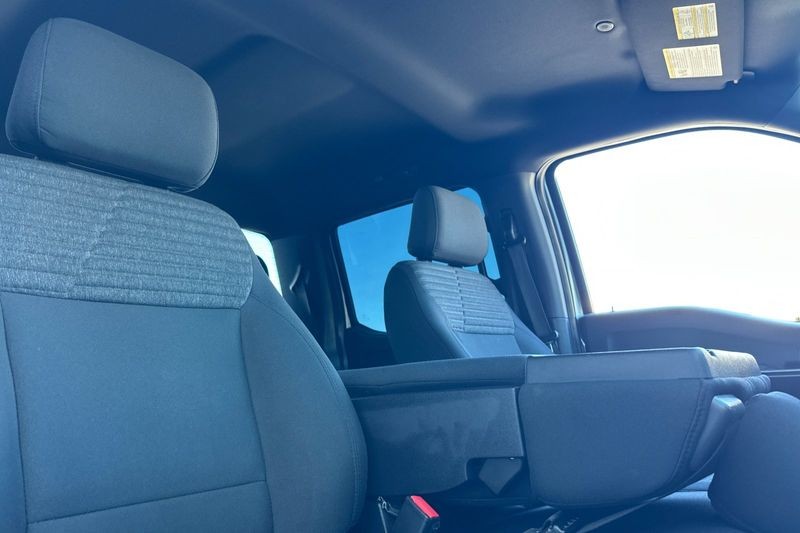 Ford F-150 Vehicle Full-screen Gallery Image 16