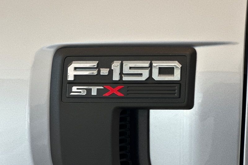 Ford F-150 Vehicle Full-screen Gallery Image 26