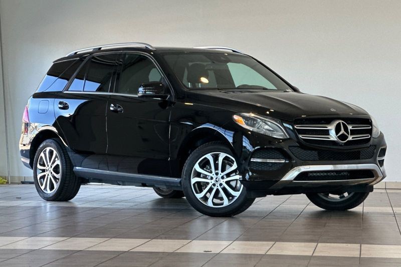 Mercedes-Benz GLE Vehicle Full-screen Gallery Image 02