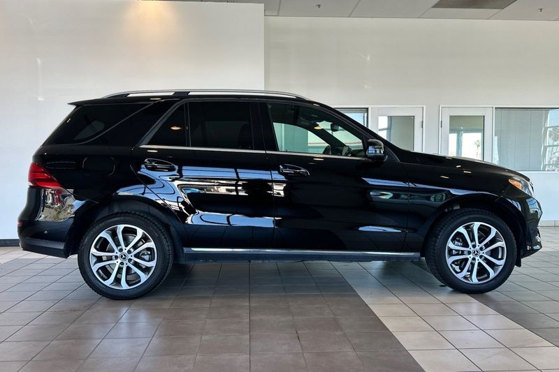 Mercedes-Benz GLE Vehicle Full-screen Gallery Image 03