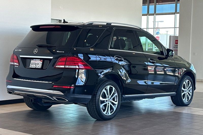 Mercedes-Benz GLE Vehicle Full-screen Gallery Image 04