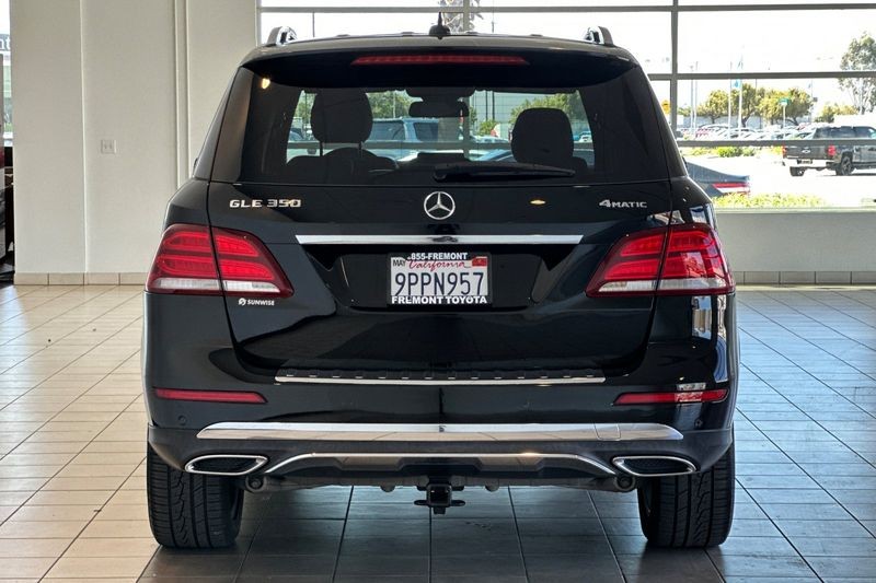 Mercedes-Benz GLE Vehicle Full-screen Gallery Image 05