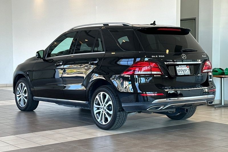 Mercedes-Benz GLE Vehicle Full-screen Gallery Image 06