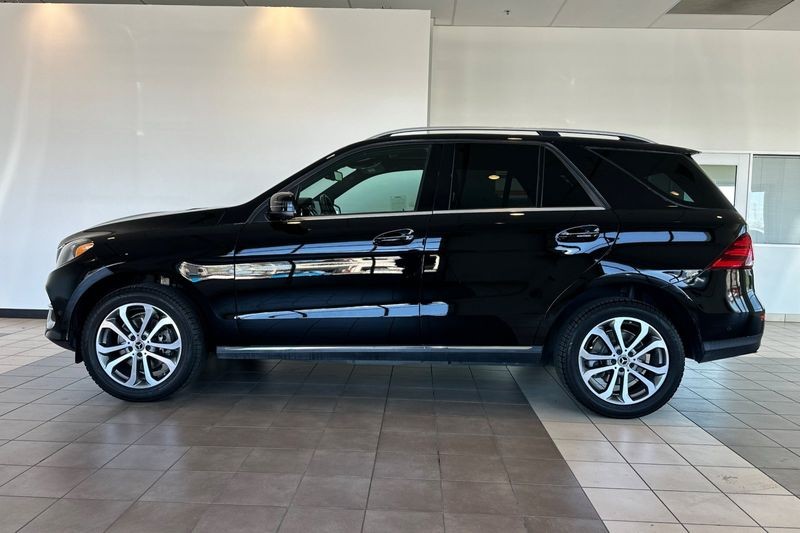 Mercedes-Benz GLE Vehicle Full-screen Gallery Image 07