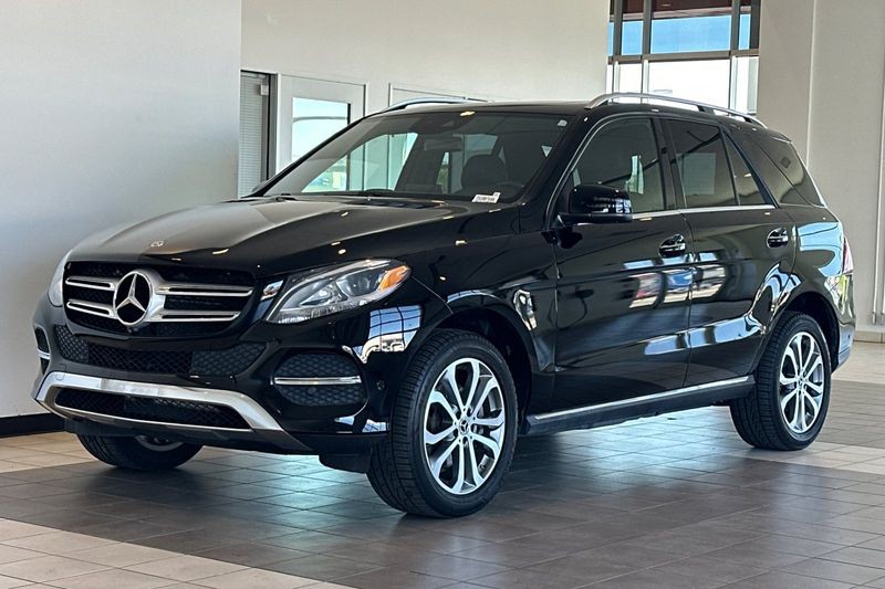 Mercedes-Benz GLE Vehicle Full-screen Gallery Image 08