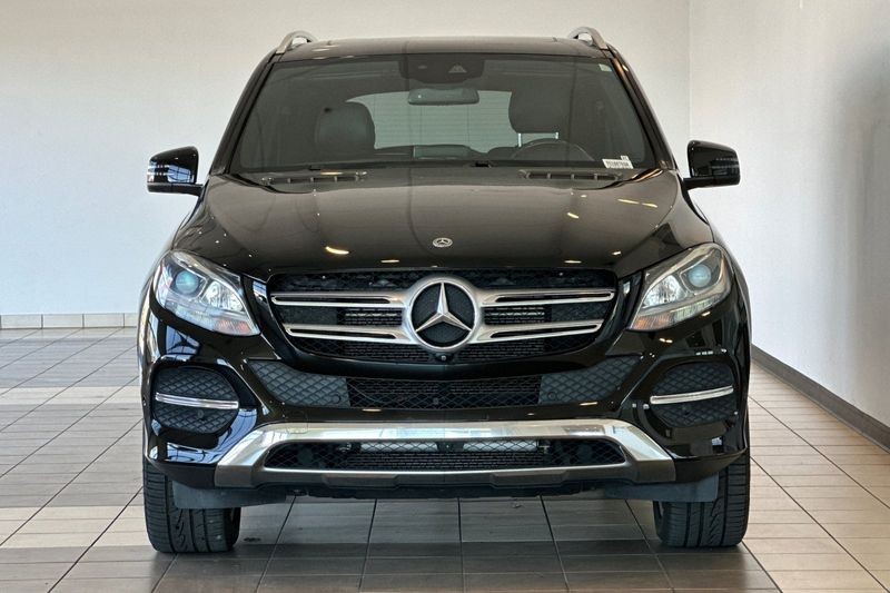 Mercedes-Benz GLE Vehicle Full-screen Gallery Image 09