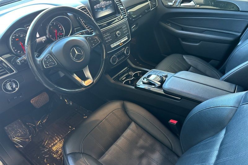 Mercedes-Benz GLE Vehicle Full-screen Gallery Image 10