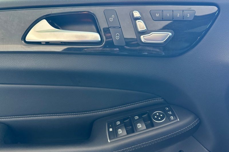 Mercedes-Benz GLE Vehicle Full-screen Gallery Image 11