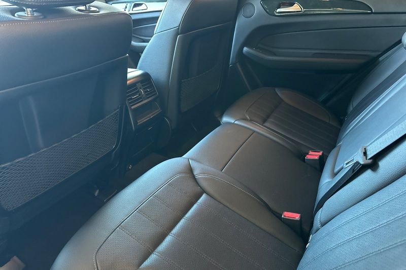 Mercedes-Benz GLE Vehicle Full-screen Gallery Image 12