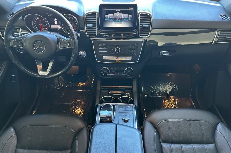 Mercedes-Benz GLE Vehicle Full-screen Gallery Image 13