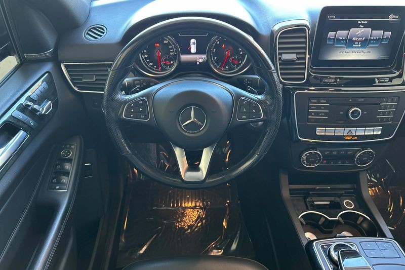 Mercedes-Benz GLE Vehicle Full-screen Gallery Image 14