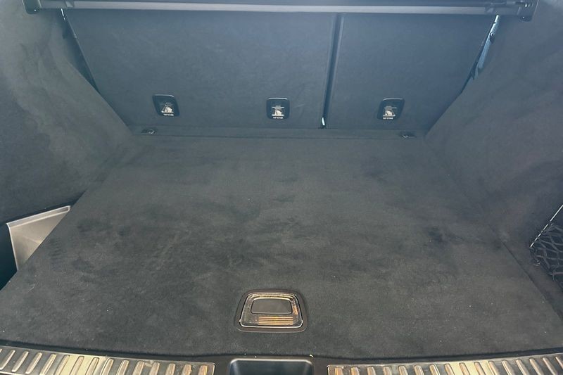 Mercedes-Benz GLE Vehicle Full-screen Gallery Image 15