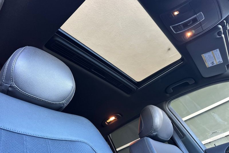 Mercedes-Benz GLE Vehicle Full-screen Gallery Image 17