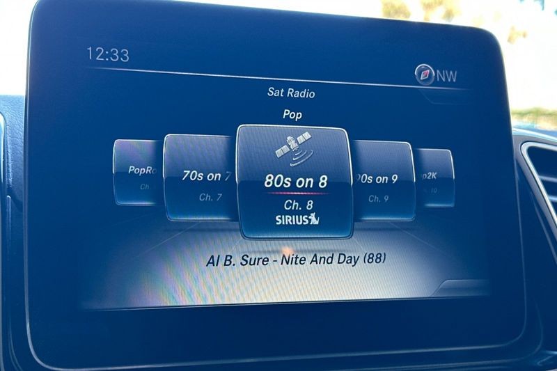 Mercedes-Benz GLE Vehicle Full-screen Gallery Image 18