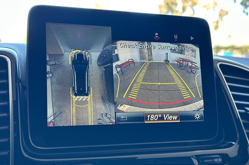 Mercedes-Benz GLE Vehicle Full-screen Gallery Image 20