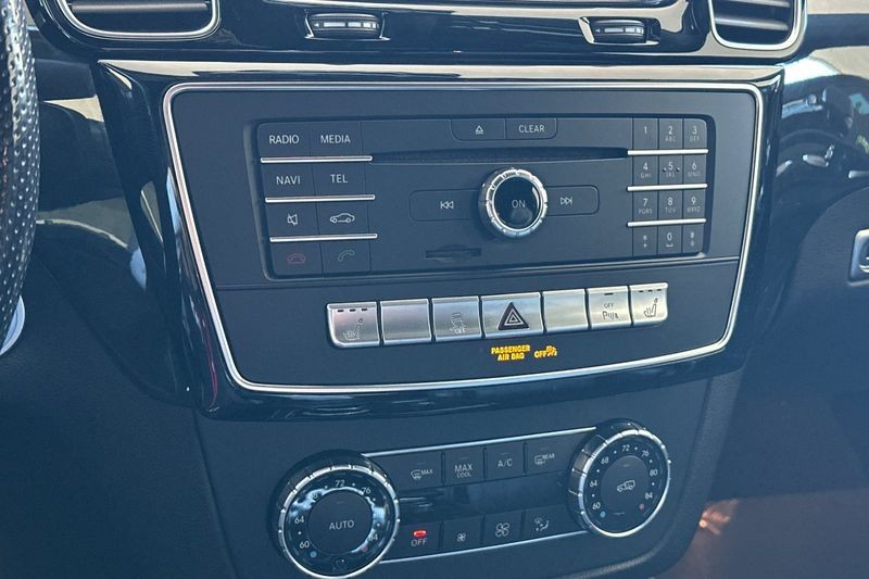 Mercedes-Benz GLE Vehicle Full-screen Gallery Image 21