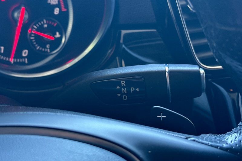 Mercedes-Benz GLE Vehicle Full-screen Gallery Image 22