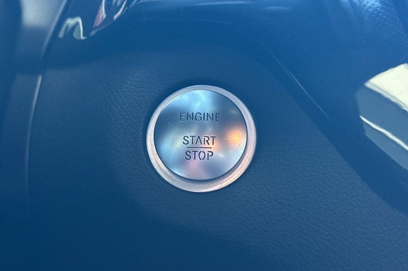 Mercedes-Benz GLE Vehicle Full-screen Gallery Image 23