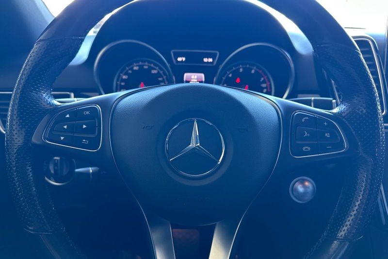 Mercedes-Benz GLE Vehicle Full-screen Gallery Image 24