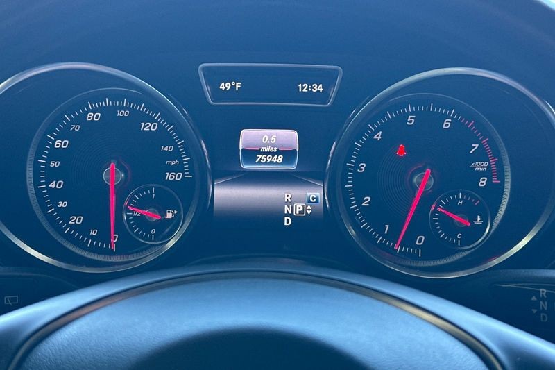 Mercedes-Benz GLE Vehicle Full-screen Gallery Image 25