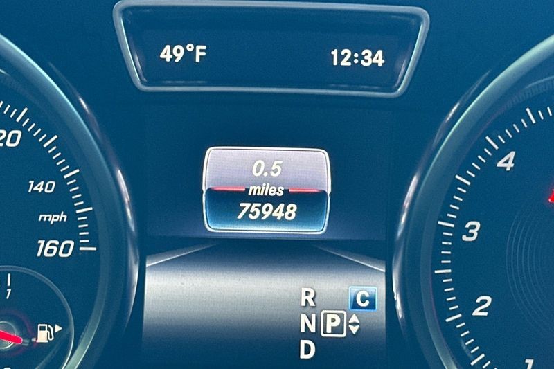 Mercedes-Benz GLE Vehicle Full-screen Gallery Image 26