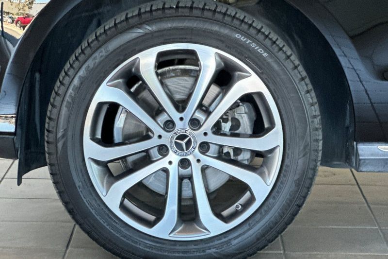 Mercedes-Benz GLE Vehicle Full-screen Gallery Image 27