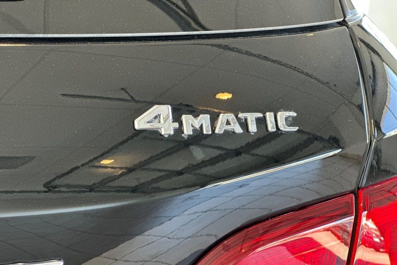 Mercedes-Benz GLE Vehicle Full-screen Gallery Image 28