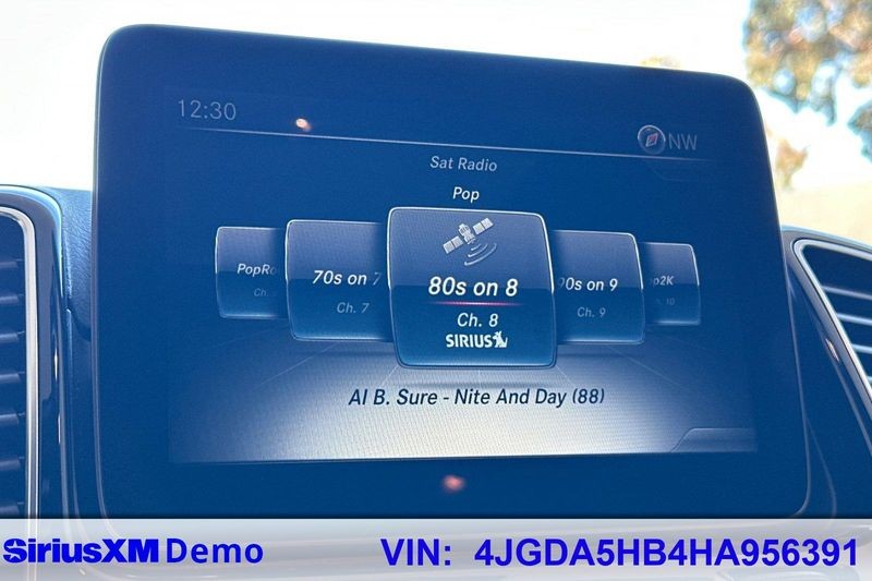 Mercedes-Benz GLE Vehicle Full-screen Gallery Image 29