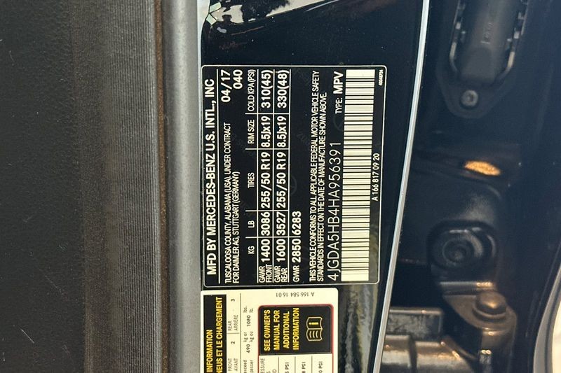 Mercedes-Benz GLE Vehicle Full-screen Gallery Image 30