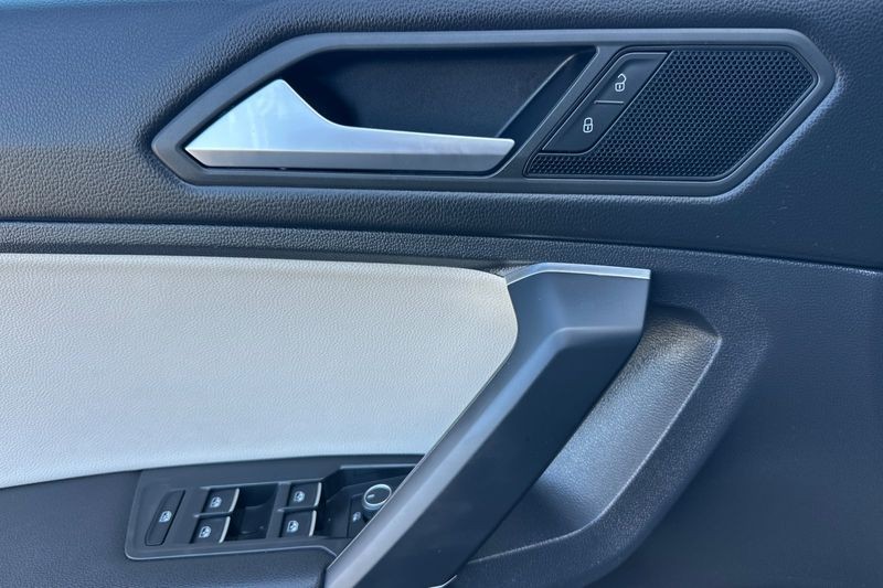 Volkswagen Tiguan Vehicle Full-screen Gallery Image 11