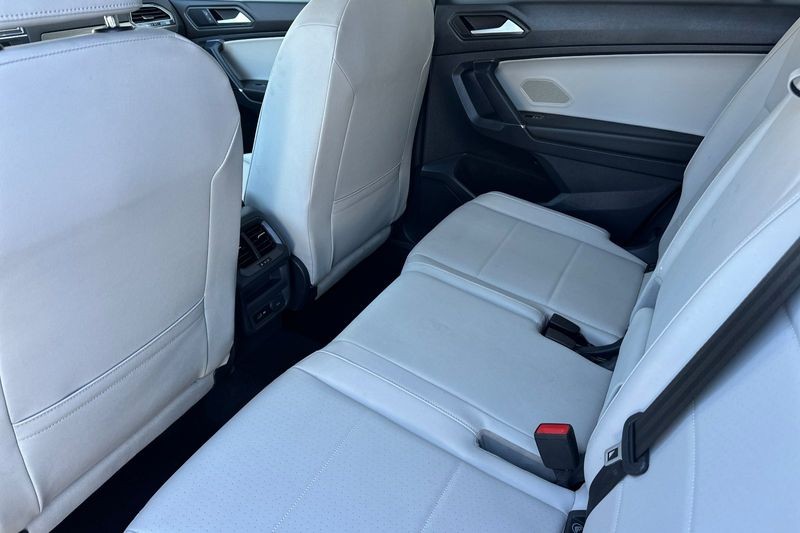 Volkswagen Tiguan Vehicle Full-screen Gallery Image 12