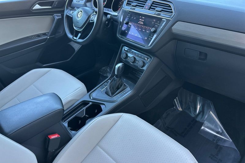 Volkswagen Tiguan Vehicle Full-screen Gallery Image 17