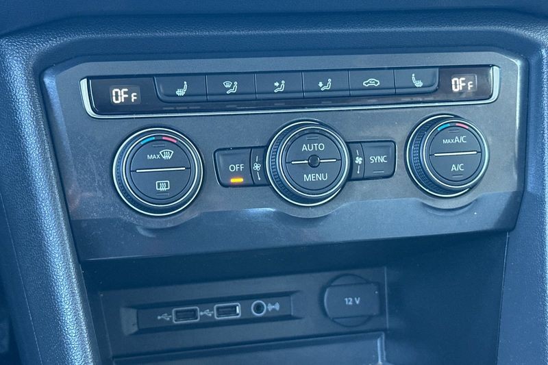 Volkswagen Tiguan Vehicle Full-screen Gallery Image 21