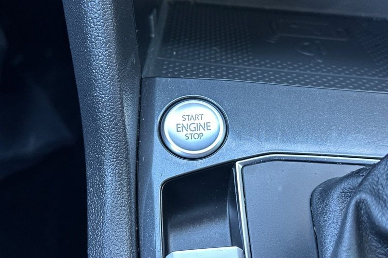 Volkswagen Tiguan Vehicle Full-screen Gallery Image 23