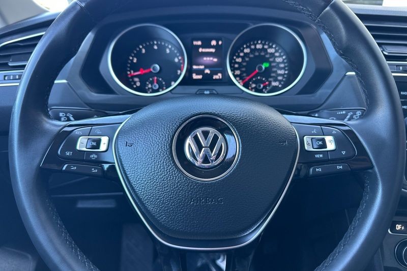 Volkswagen Tiguan Vehicle Full-screen Gallery Image 24