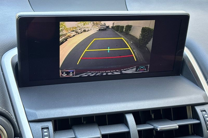 Lexus NX Vehicle Full-screen Gallery Image 20