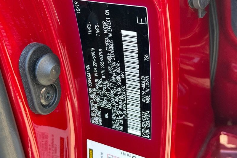 Lexus NX Vehicle Full-screen Gallery Image 30