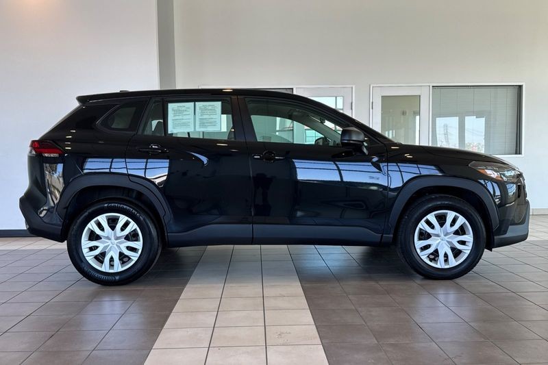 Toyota Corolla Cross Vehicle Full-screen Gallery Image 03