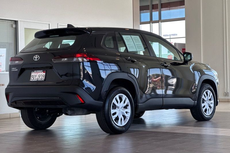 Toyota Corolla Cross Vehicle Full-screen Gallery Image 04