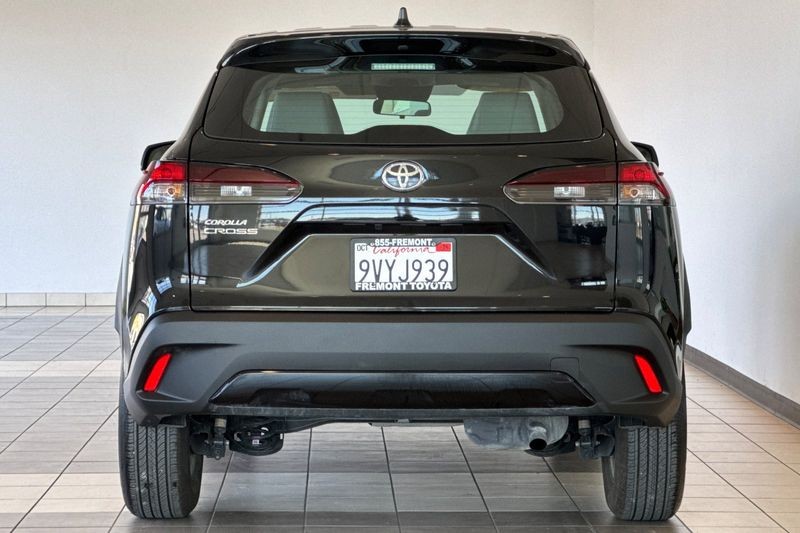 Toyota Corolla Cross Vehicle Full-screen Gallery Image 05