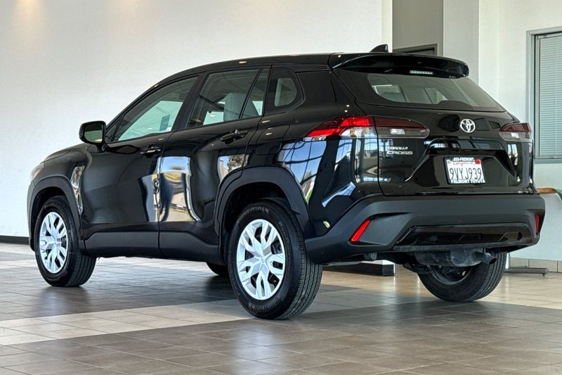 Toyota Corolla Cross Vehicle Full-screen Gallery Image 06