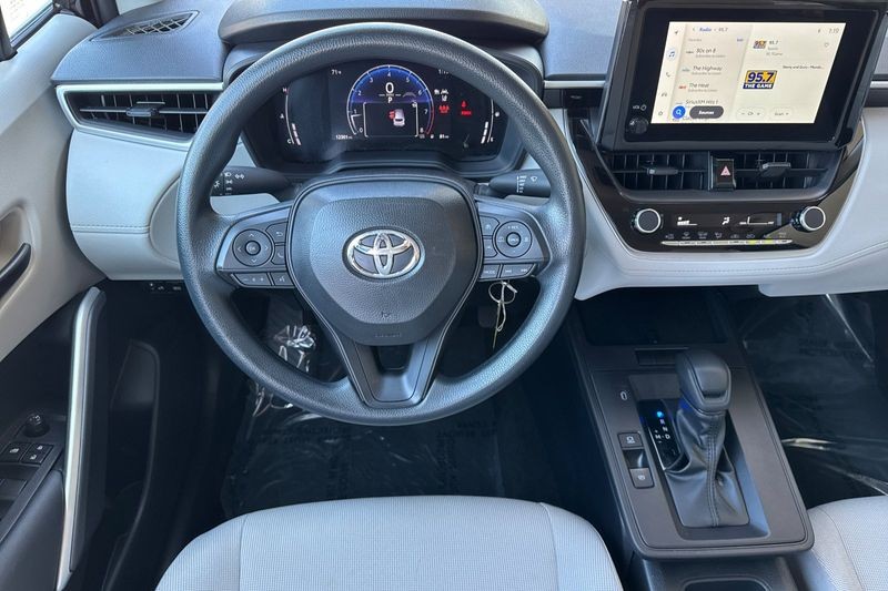 Toyota Corolla Cross Vehicle Full-screen Gallery Image 14