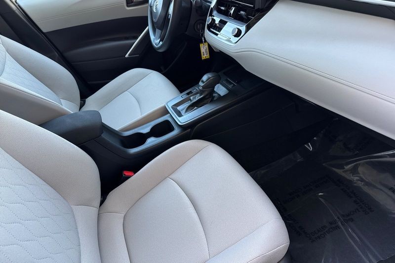 Toyota Corolla Cross Vehicle Full-screen Gallery Image 16