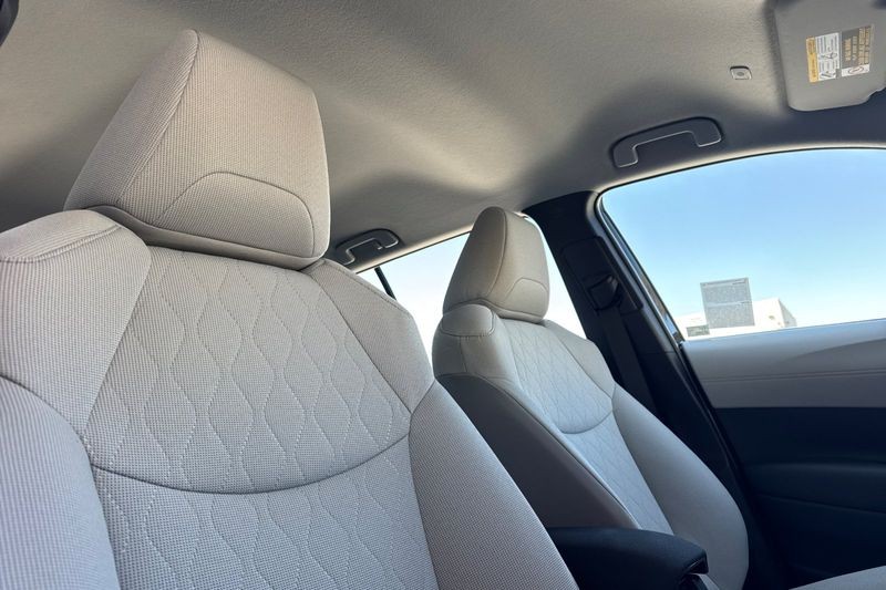 Toyota Corolla Cross Vehicle Full-screen Gallery Image 17