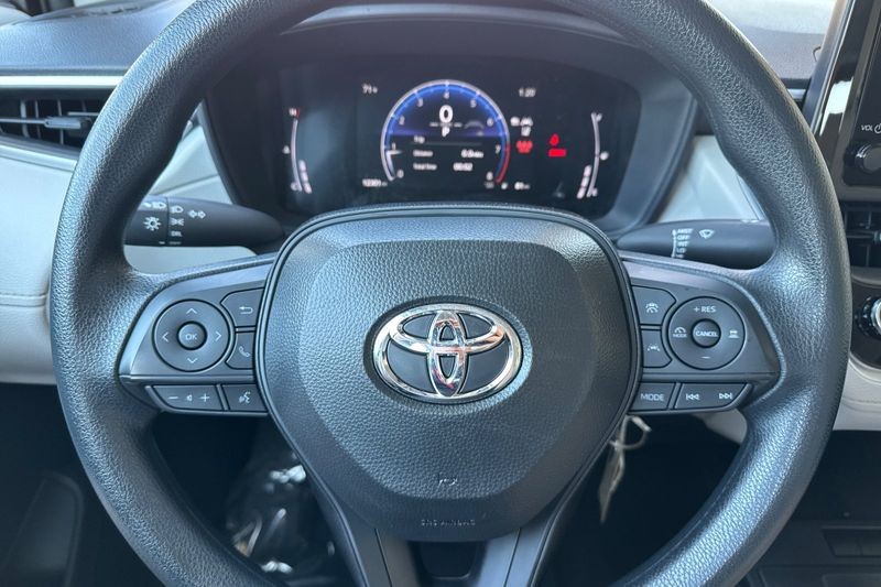 Toyota Corolla Cross Vehicle Full-screen Gallery Image 22