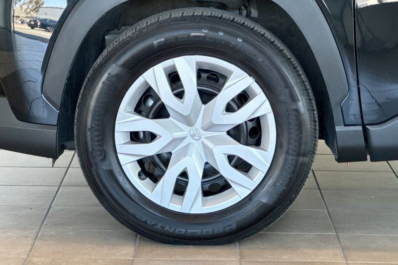 Toyota Corolla Cross Vehicle Full-screen Gallery Image 25