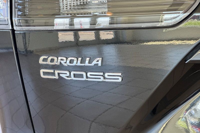 Toyota Corolla Cross Vehicle Full-screen Gallery Image 26